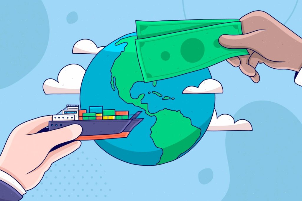 Ilustración colorida que muestra el planeta Tierra en el centro, con una mano a la izquierda sosteniendo un barco carguero lleno de contenedores y otra mano a la derecha entregando billetes verdes, representando el comercio internacional. El fondo es celeste con nubes blancas.