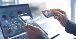 Persona realizando transacciones financieras online y monitoreando sus investments mediante banca digital segura.