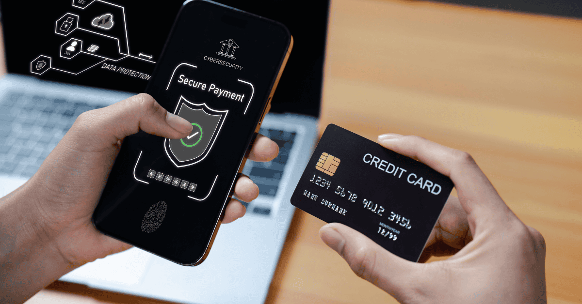 Persona realizando un pago digital seguro con tarjeta de crédito y teléfono móvil, representando ciberseguridad y protección de datos.