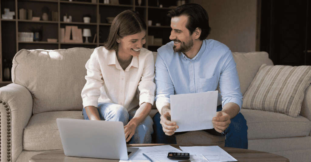 Pareja revisando sus finanzas personales y analizando nuevas oportunidades de investments desde casa.