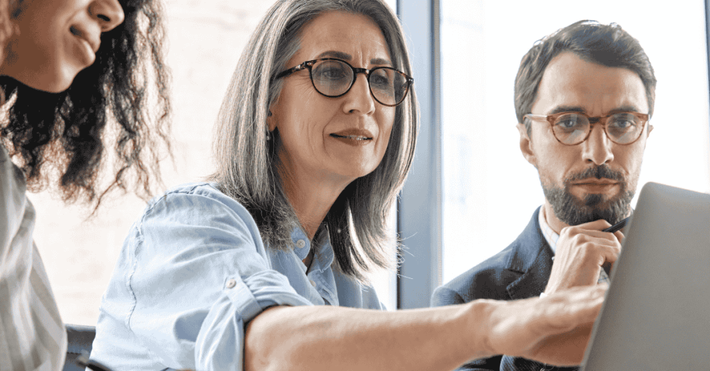 Grupo de analistas financieros trabajando juntos en estrategias de investments y gestión de portafolio.