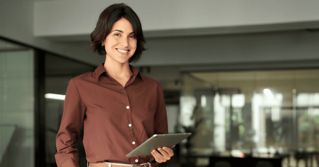Profesional en oficina usando una tablet para gestionar estrategias de investments y crecimiento financiero.