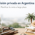 Ahorros para jubilación en un frasco etiquetado “Jubilación”, con billetes, cuadernos y anteojos sobre la mesa, junto a una silla de descanso y la bandera argentina al fondo, representando la planificación de finanzas y la previsión privada en Argentina.
